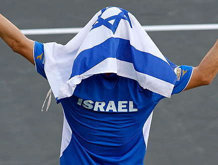 דודי סלע עם דגל ישראל על הראש (צילום: רויטרס)